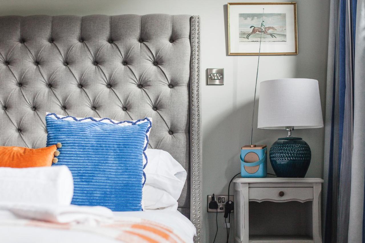 The George Inn Barford St Michael Dış mekan fotoğraf A bedroom with a bedside table