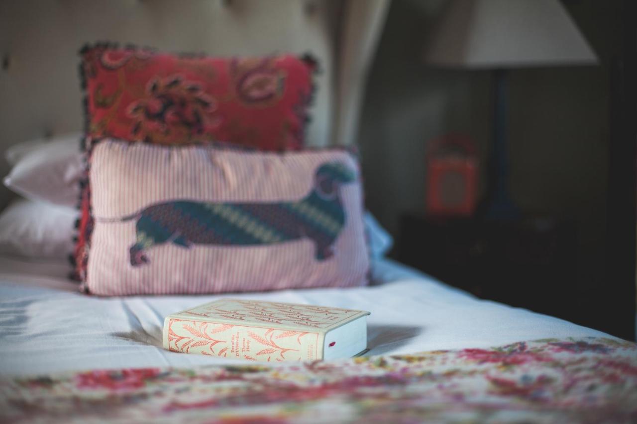 The George Inn Barford St Michael Dış mekan fotoğraf A book on a bed