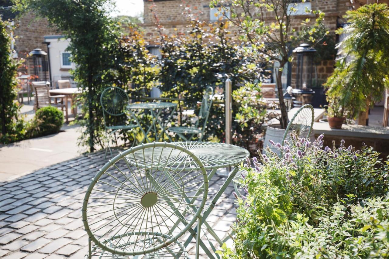 The George Inn Barford St Michael Dış mekan fotoğraf The courtyard at the Old Parsonage