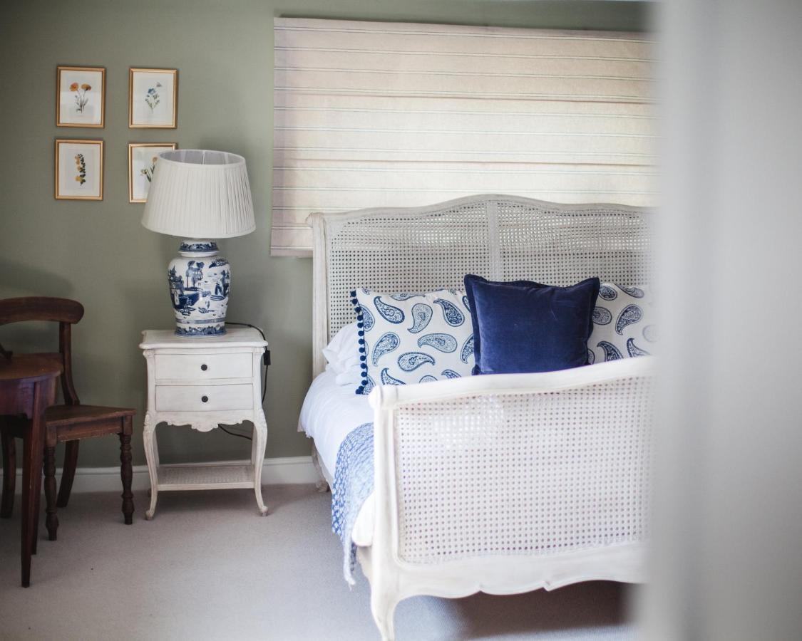 The George Inn Barford St Michael Dış mekan fotoğraf A bedroom with a blue and white color scheme