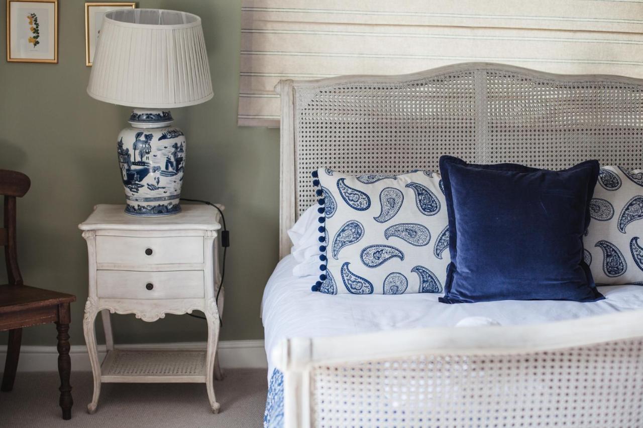 The George Inn Barford St Michael Dış mekan fotoğraf A blue and white bedroom